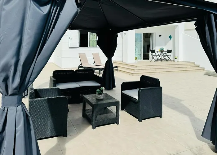 Canaryislandshost L Magenta * Puerto del Carmen (Lanzarote)