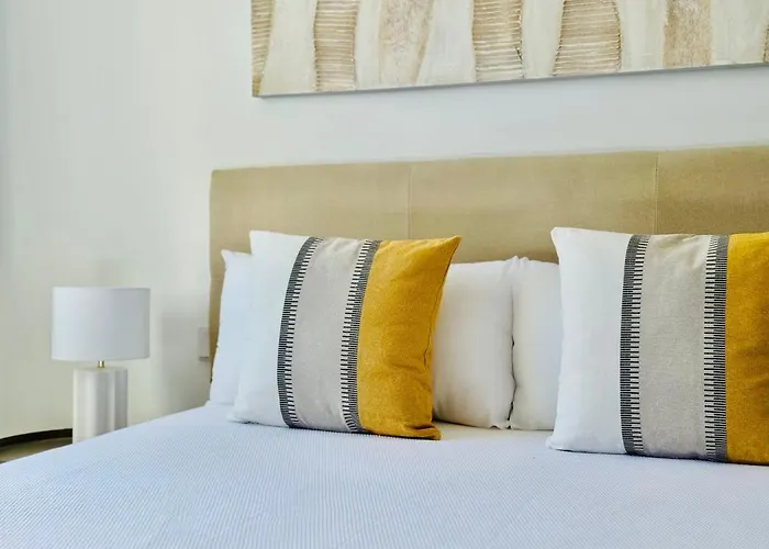 Canaryislandshost L Magenta Puerto del Carmen